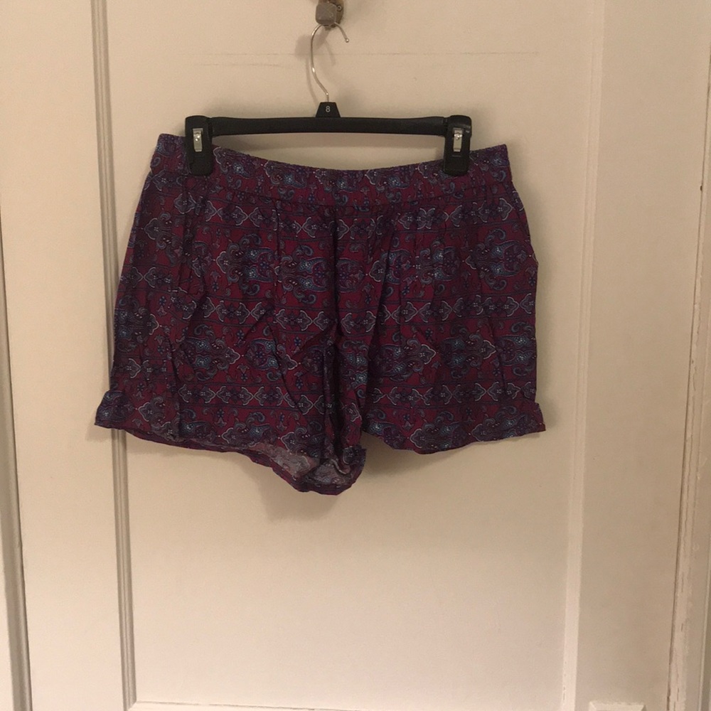 Stretchy shorts with pockets